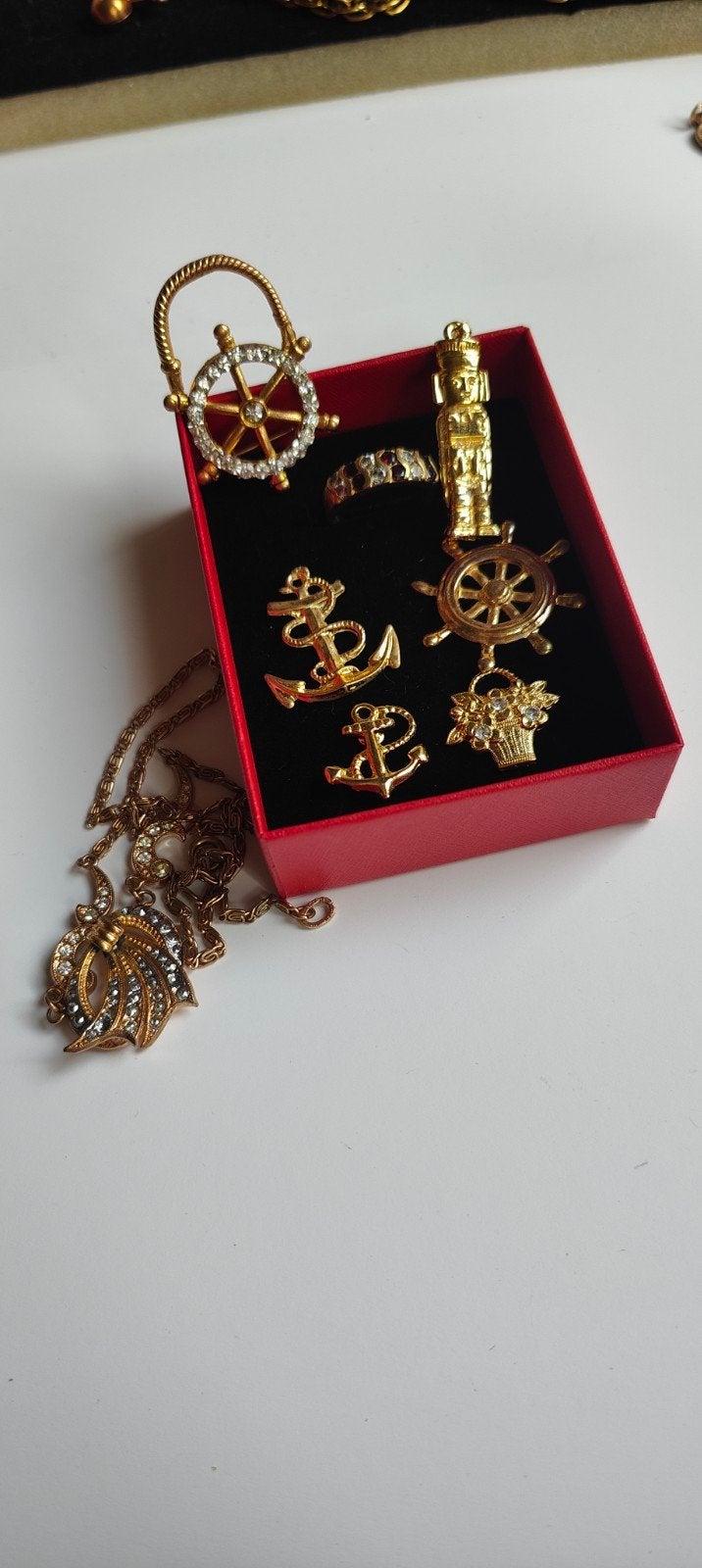 44. Vintage sieraden set: ankers, stuurwiel, ring en ketti, Overige materialen, Gebruikt, Ophalen of Verzenden, Met edelsteen