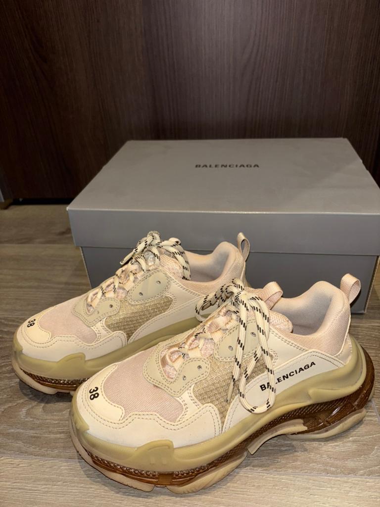 Balenciagas triple S, Ophalen, Beige, Sneakers of Gympen, Gedragen