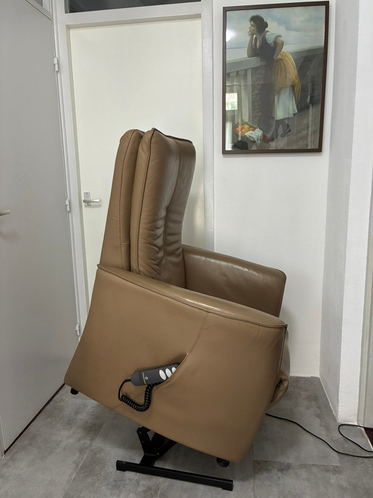 Te koop perominent Elektrische sta op Relaxstoel, leer, Huis en Inrichting, Fauteuils, Ophalen, Minder dan 75 cm, Leer, Zo goed als nieuw