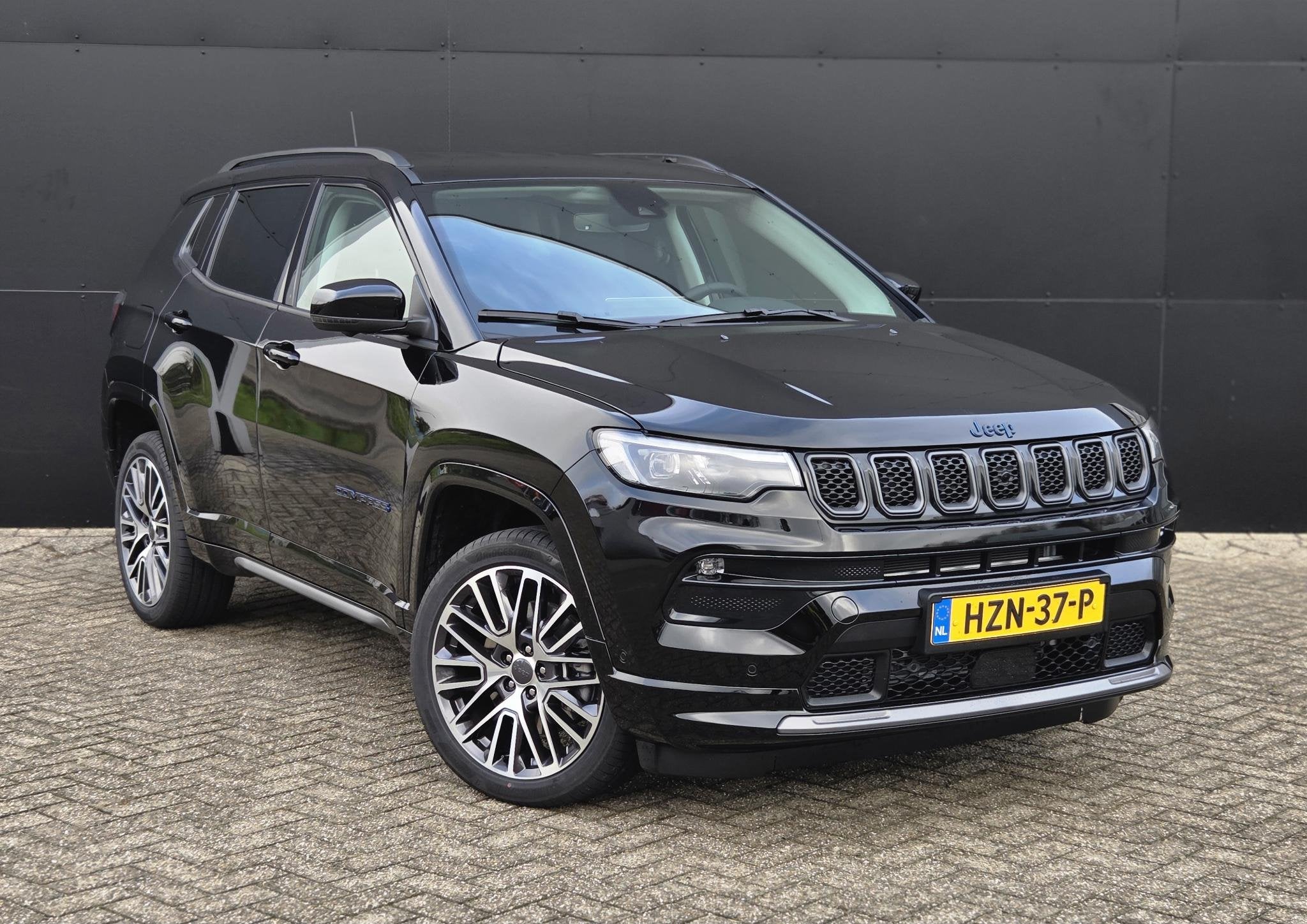 Jeep Compass 4xe 240 Plug-in Hybrid Electric Summit | Apple-, Automaat, 1250 kg, 4 cilinders, Zwart