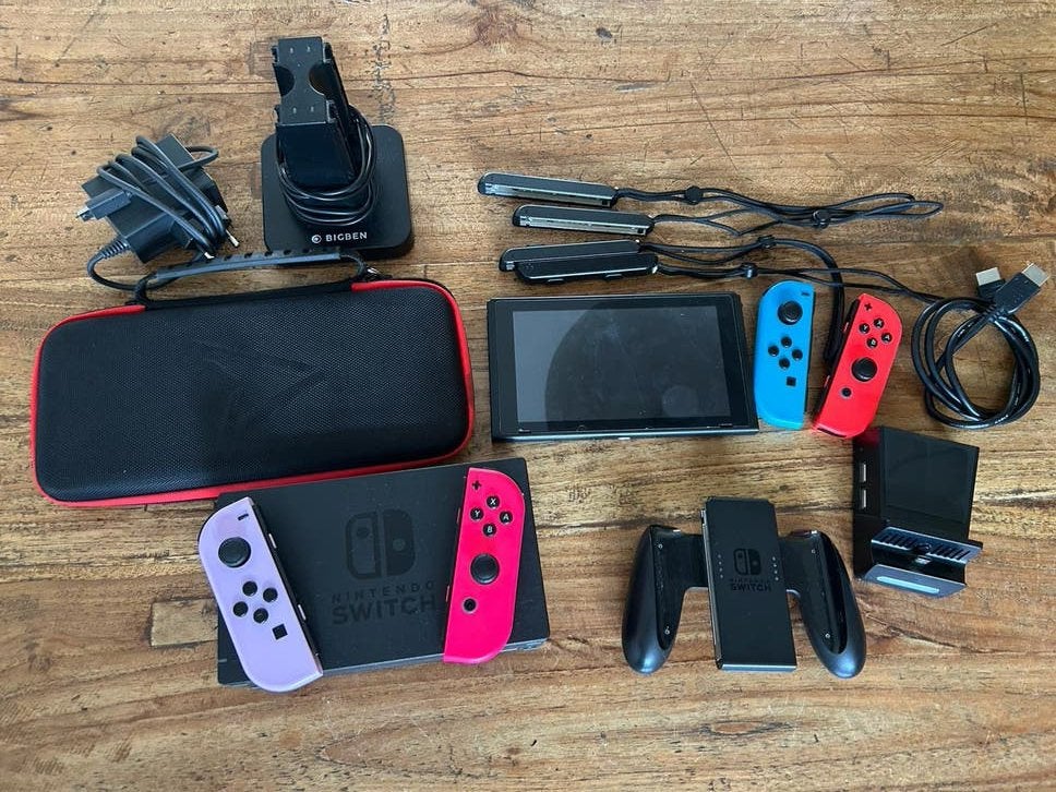Nintendo Switch Original met 4 controllers en accessoires, Ophalen of Verzenden, Zo goed als nieuw, Met 3 controllers of meer
