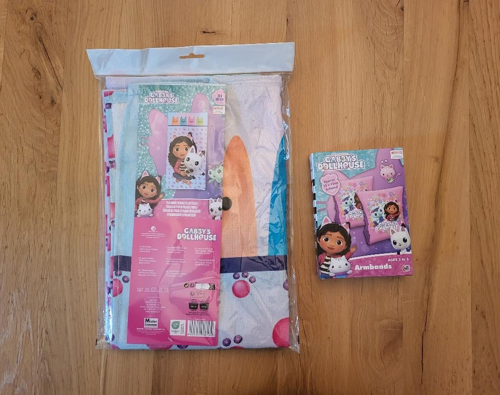 Nieuw! Gabby's Dollhouse, strandhanddoek + zwemvleugels, Ophalen of Verzenden, Nieuw, Overige kleuren, Handdoek