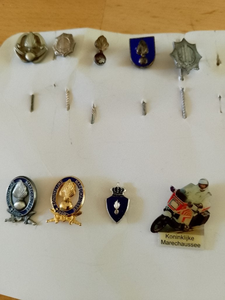 Lot mini pins/speldjes, Verzenden, Marechaussee, Nederland, Embleem of Badge
