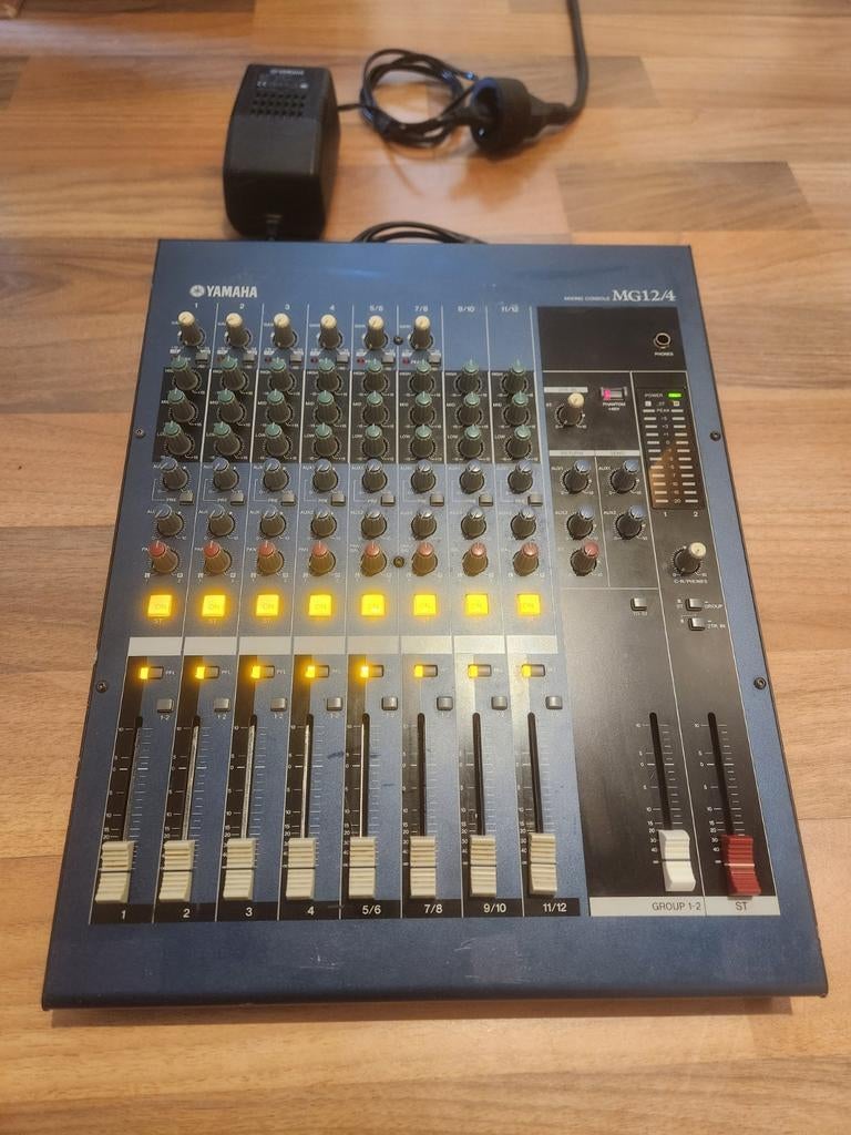 Yamaha MG12/4 mengtafel - Goede staat! Inc 19' adapter!, Ophalen of Verzenden, Zo goed als nieuw, 10 tot 20 kanalen, Microfooningang