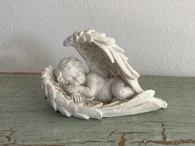 Klein wit miniatuur beeldje. Slapend kind in vleugels engel., Verzamelen, Beelden en Beeldjes, Ophalen, Zo goed als nieuw, Religie