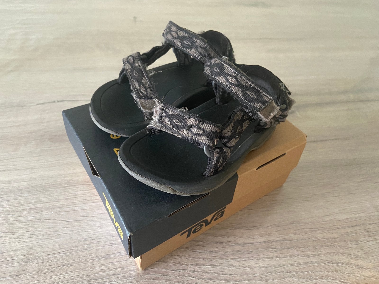 Zwarte Teva kinderschoenen maat 21, Kinderen en Baby's, Ophalen of Verzenden, Zo goed als nieuw, Jongen of Meisje, Schoenen