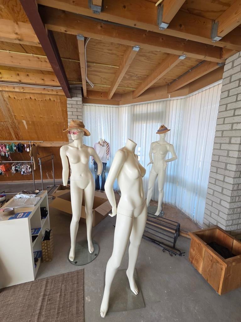 Set van 4 etalagepoppen, Ophalen