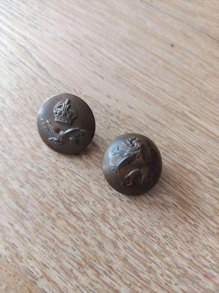 Twee knopen leger waarvan één een ww2 RAF, Verzamelen, Militaria | Algemeen, Ophalen of Verzenden