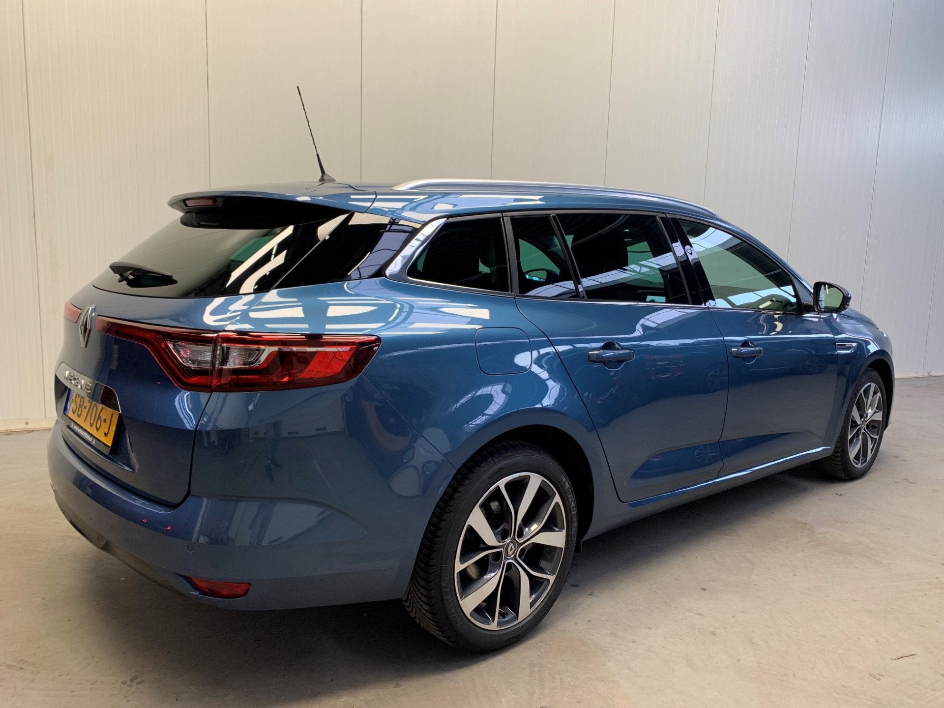 Renault Mégane Estate 1.2 TCe Bose NAVIGATIE-LEDER-PDC-LMV-, Voorwielaandrijving, 101 pk, Gebruikt, 4 cilinders