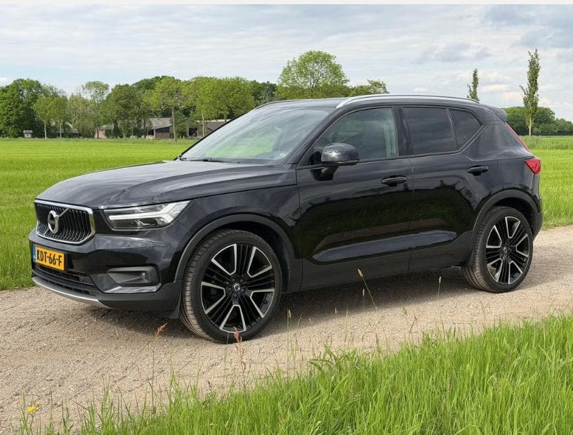 Volvo XC40 T3 2018 Zwart | Onderhoudsboekjes van de dealer, Voorwielaandrijving, Dealer onderhouden, Zwart, 156 pk
