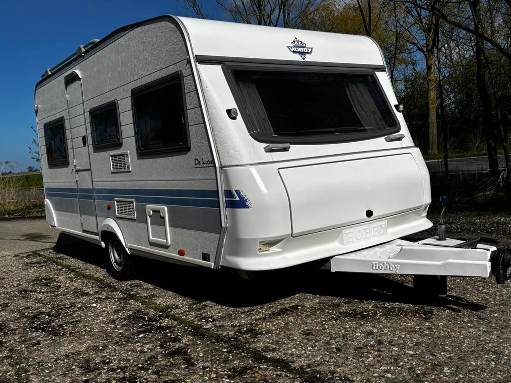 Caravan Hobby de Luxe Easy 450 UF, Caravans en Kamperen, Caravans, Vast bed, Rondzit, Hobby, Koelkast