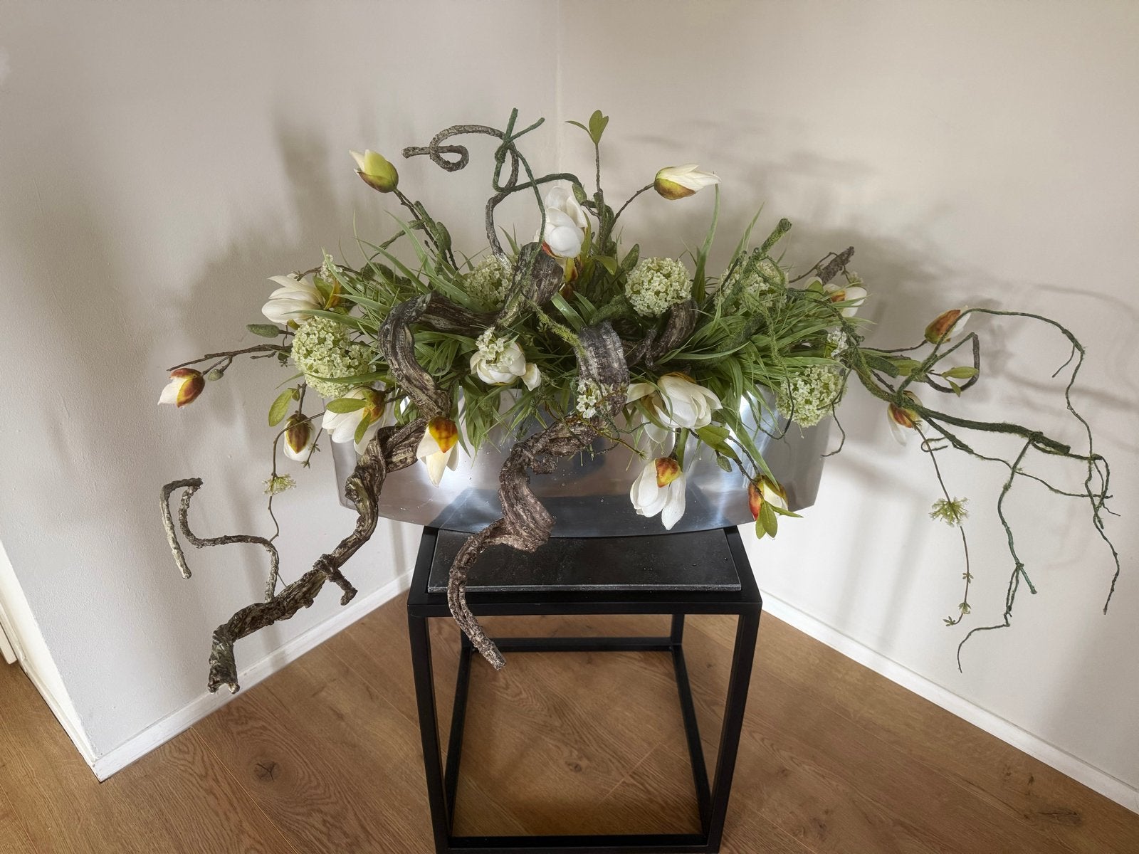 Groot kunstbloemstuk in brede schaal - 65 cm boeket pot vaas, Ophalen, Zo goed als nieuw, Kunststof, Inclusief kunstbloemen
