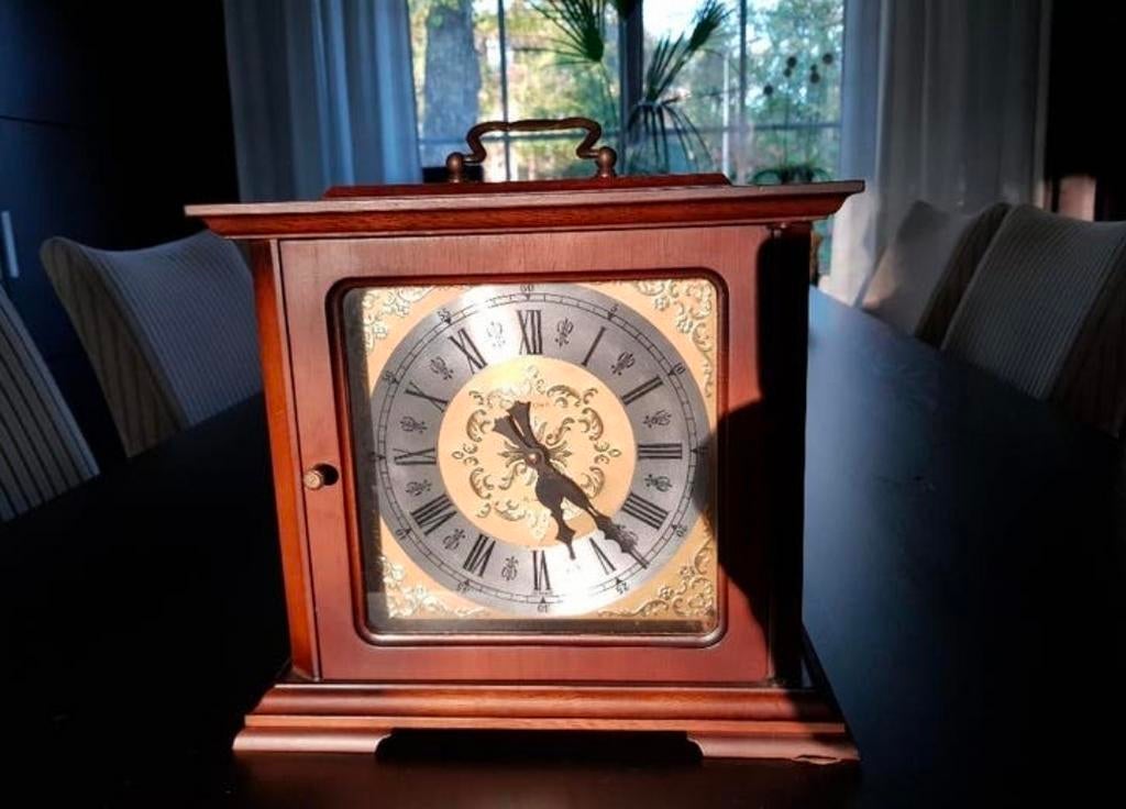 Antieke houten tafelklok met Romeinse cijfers, Ophalen of Verzenden