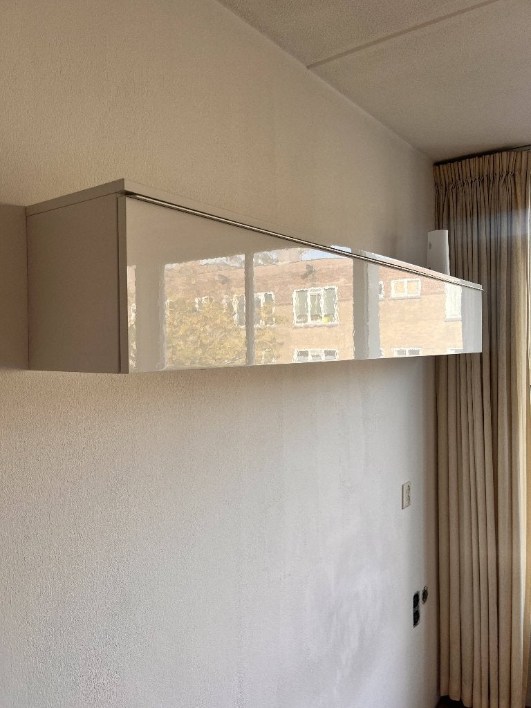 Foto 2 van Hoogglans witte hangkast met klepdeur – 180 cm