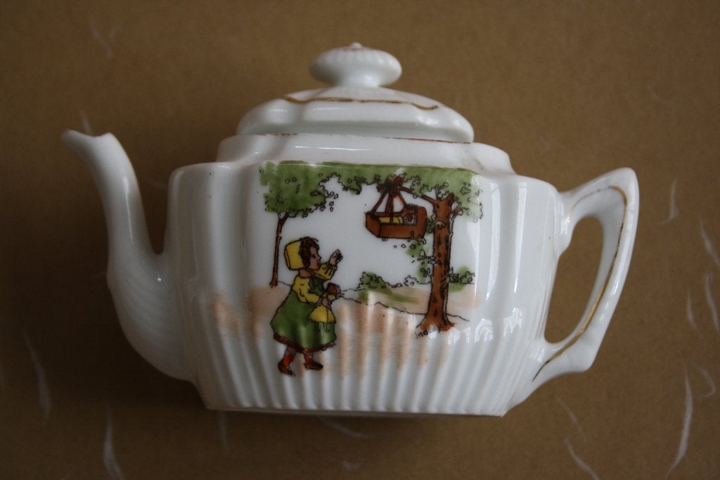 kinderservies theepot met rijmpje, Verzamelen, Ophalen of Verzenden, Gebruikt
