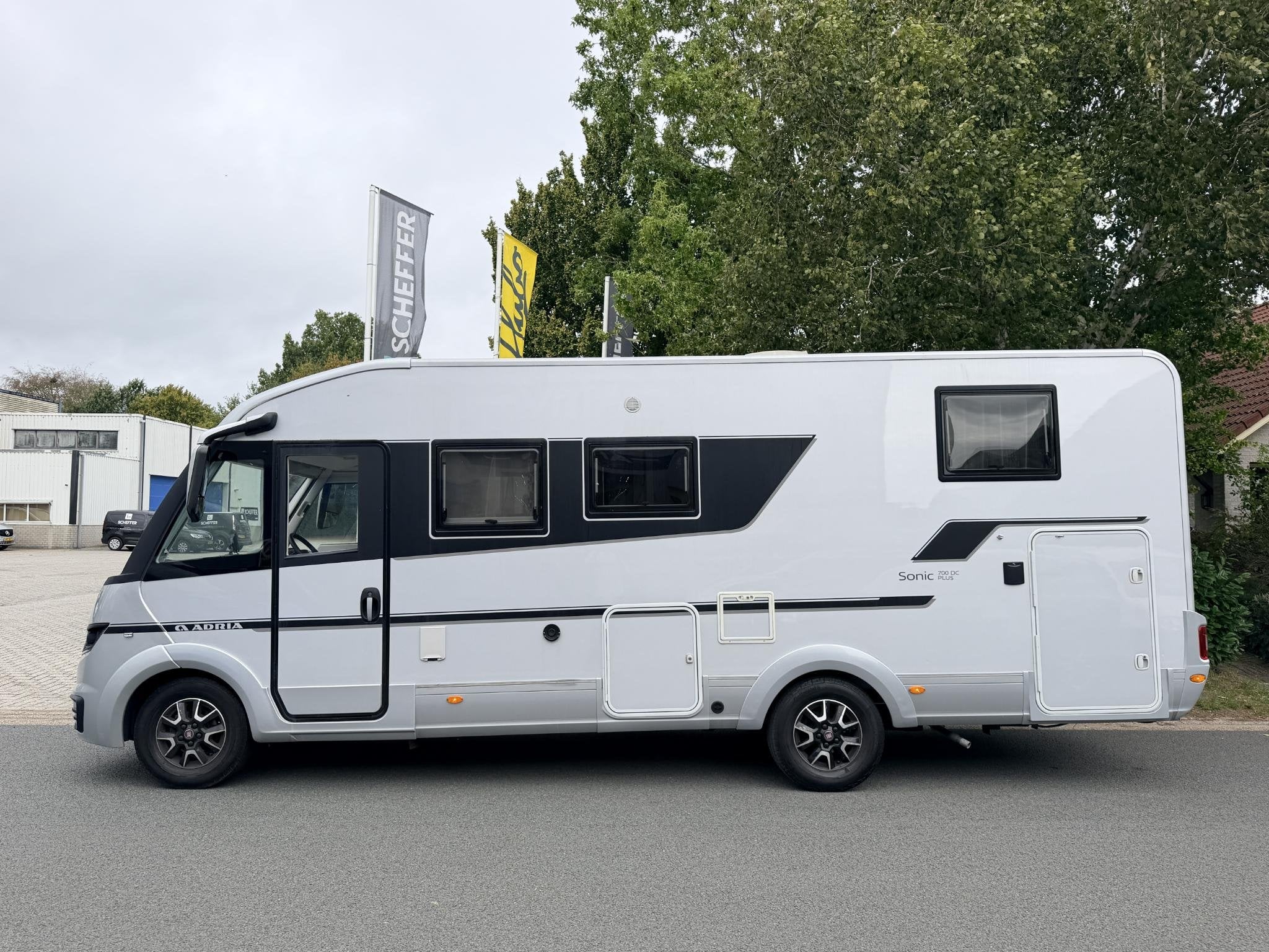 Adria Sonic Plus 700 Luxury Integraal Camper TV•Hefbed, Integraal, Airconditioning, Fietsendrager, Bedrijf