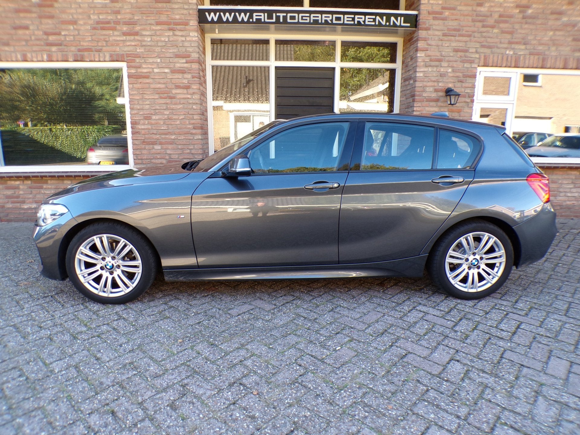 BMW 1-serie 118i Automaat / Navi / Clima / M Pakket, Auto's, Dealer onderhouden, Gebruikt, 4 cilinders, Origineel Nederlands