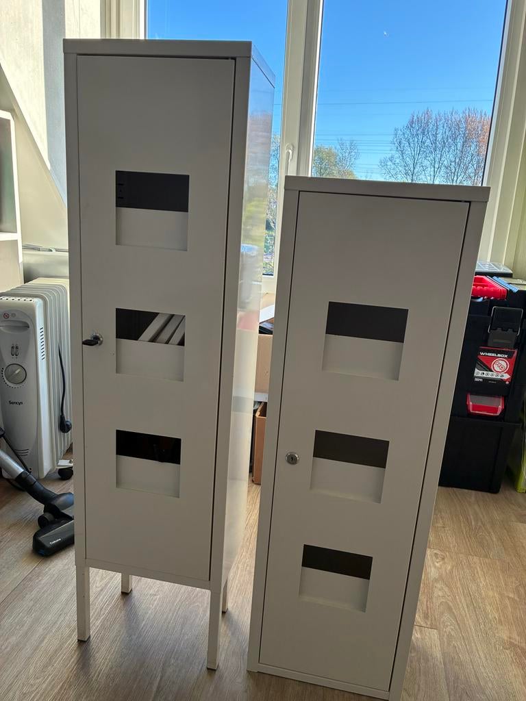Twee IKEA CD-kastjes, wit, met slot. Kunnen op elkaar., Ophalen, Gebruikt, 75 tot 150 discs, Metaal