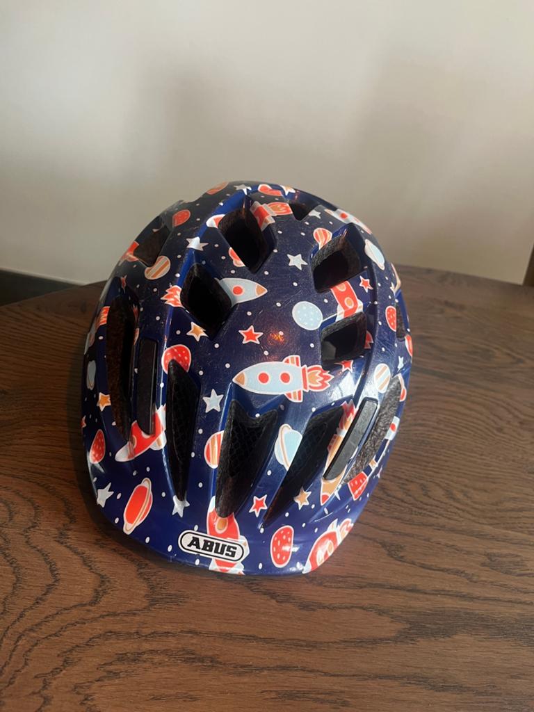 Kinderhelm Abus smooty 2.0, maat 49-55, raketten en planeten, Fietsen en Brommers, Ophalen of Verzenden, Gebruikt, Jongen