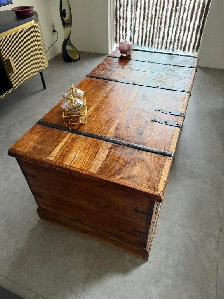 Massief houten kist salontafel met wijnrek en opbergruimte, Ophalen, Gebruikt, 100 tot 150 cm, Minder dan 50 cm
