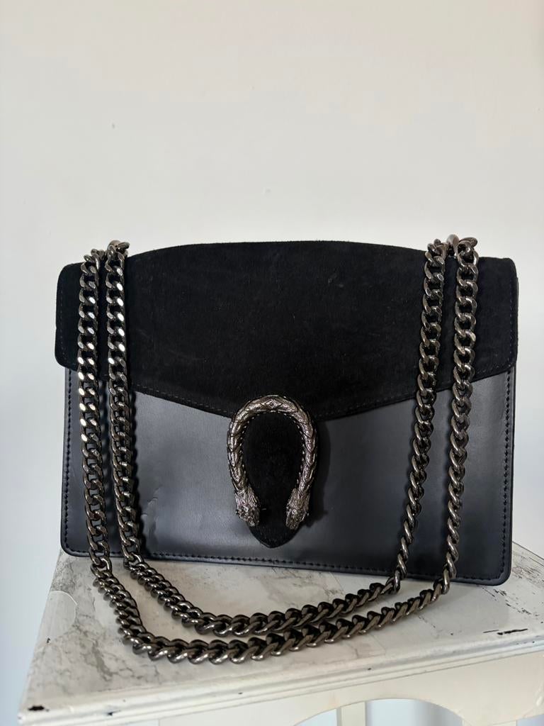 Zwarte crossbody tas met slangen gesp detail, Ophalen of Verzenden, Gebruikt, Zwart, Schoudertasje