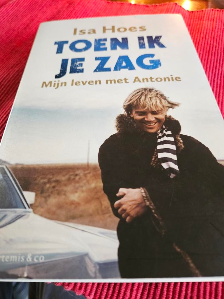 Boek Isa Hoes - Toen Ik Je Zag (Z.G.A.N.), Boeken, Biografieën, Zo goed als nieuw, Film, Tv en Media, Ophalen of Verzenden