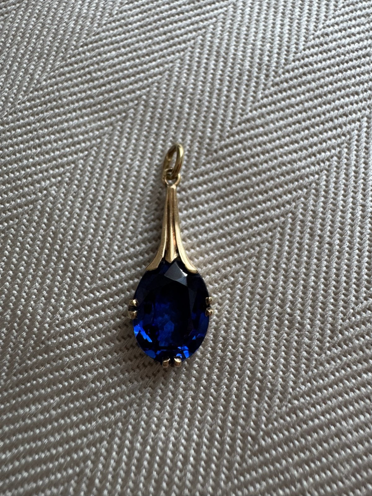 Vintage 14k Geelgouden Hanger met Saffier, Overige voorstellingen, Blauw, Ophalen of Verzenden, Zo goed als nieuw