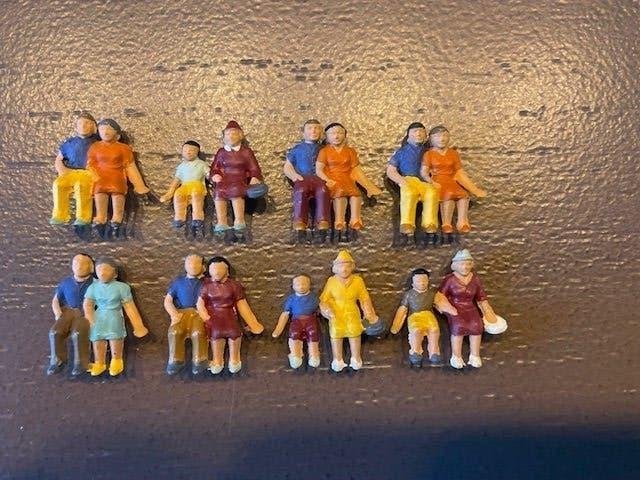 Handgeschilderde zittende figuren op H0 schaal, Ophalen of Verzenden, Zo goed als nieuw, 1:50 of kleiner, Figuur of Figuren