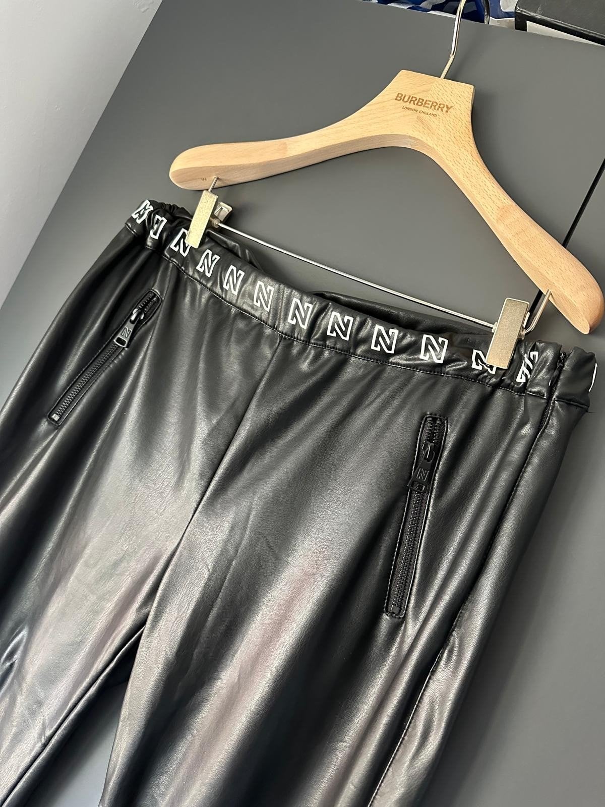 Nikkie  Zwarte vegan leren  broek Maat 42, Nikkie, Ophalen of Verzenden