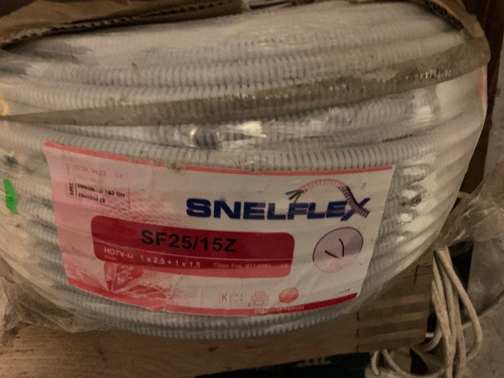 flexibele buis met installatiedraad bruin en zwart, Ophalen, Nieuw, Kabel of Snoer