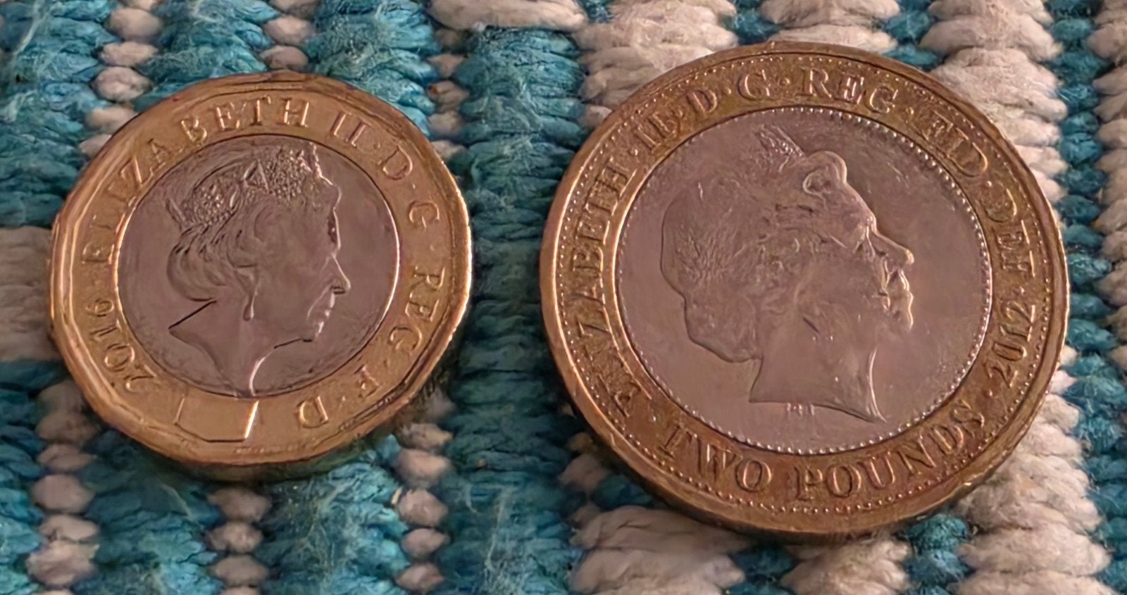 Britse munten: 1 Pond (2016) en 2 Pond (2012), Ophalen of Verzenden, Overige landen, Setje