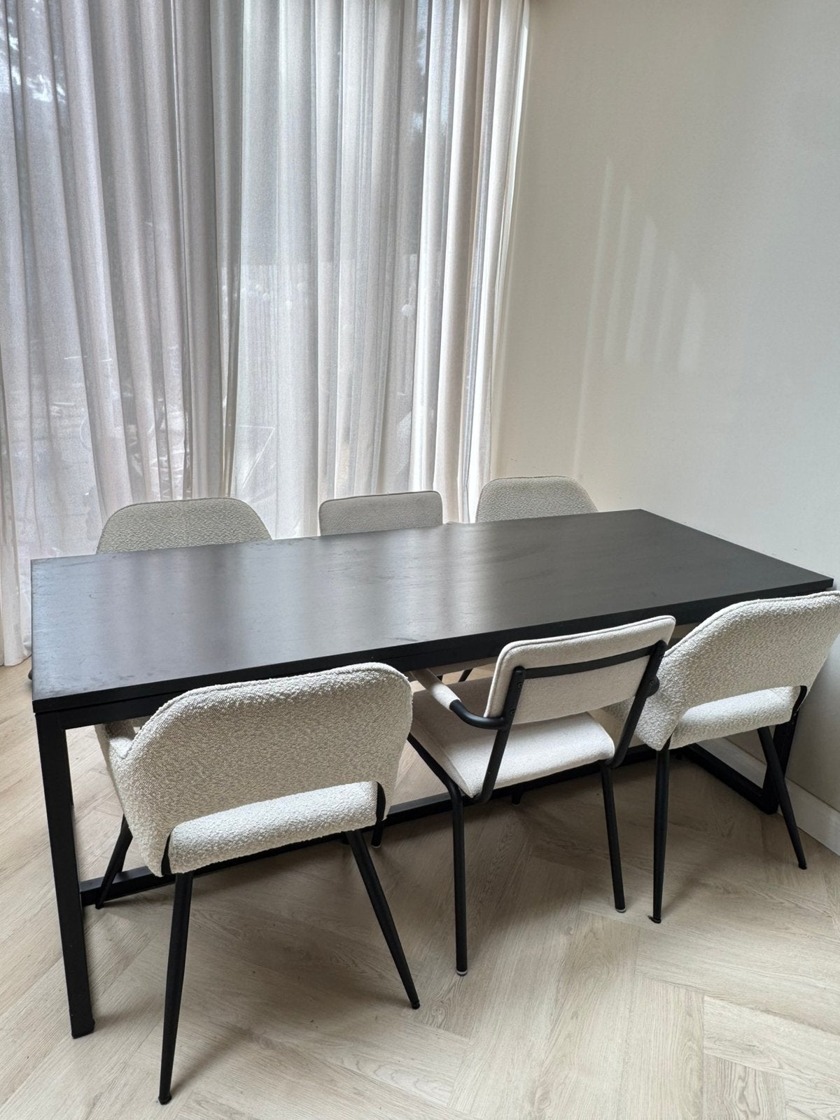 Foto 2 van Eettafel + 6 eetkamerstoelen – zwart hout & bouclé