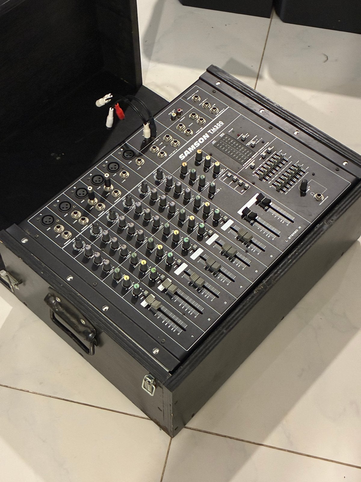 Samson TM300 Powered Stereo Mixer 2x150W + Transportkist, Ophalen, Gebruikt, 5 tot 10 kanalen, Microfooningang