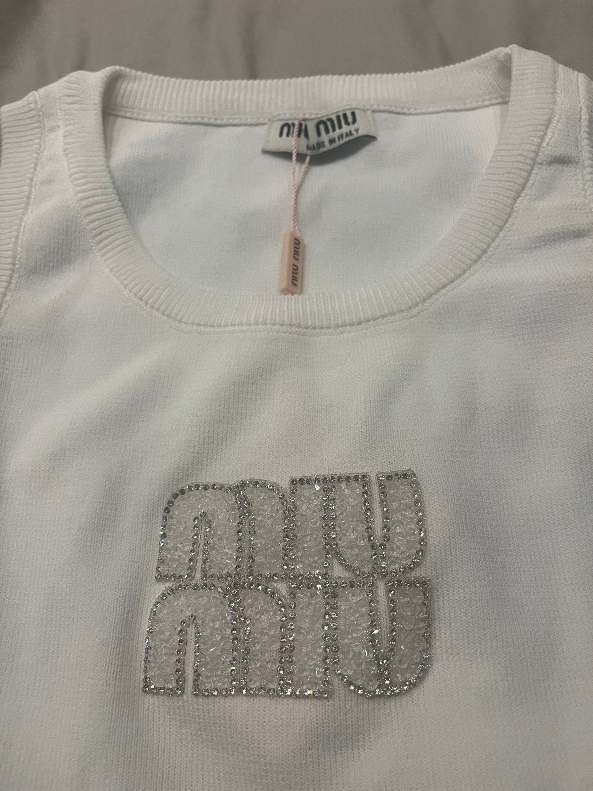 Miu Miu top met strass logo, Kleding | Dames, Tops, Wit, Nieuw, Ophalen of Verzenden, Maat 36 (S)