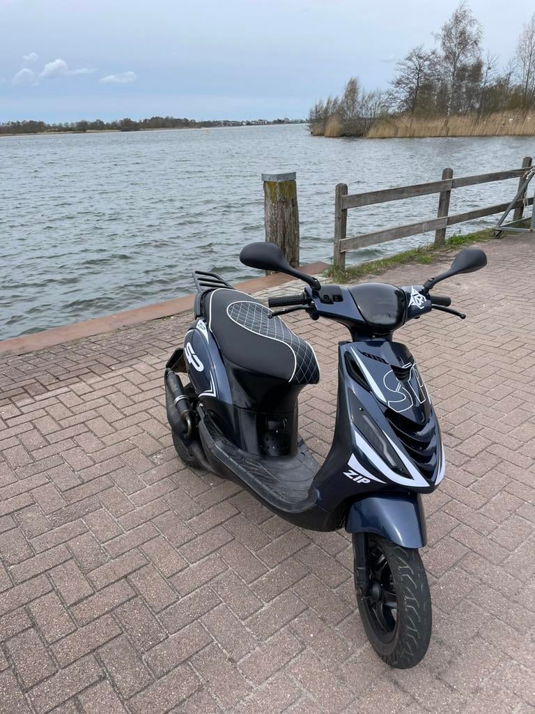 Piaggio zip 70 cc, Fietsen en Brommers, Scooters | Piaggio, Ophalen of Verzenden, Zo goed als nieuw, Benzine, Zip