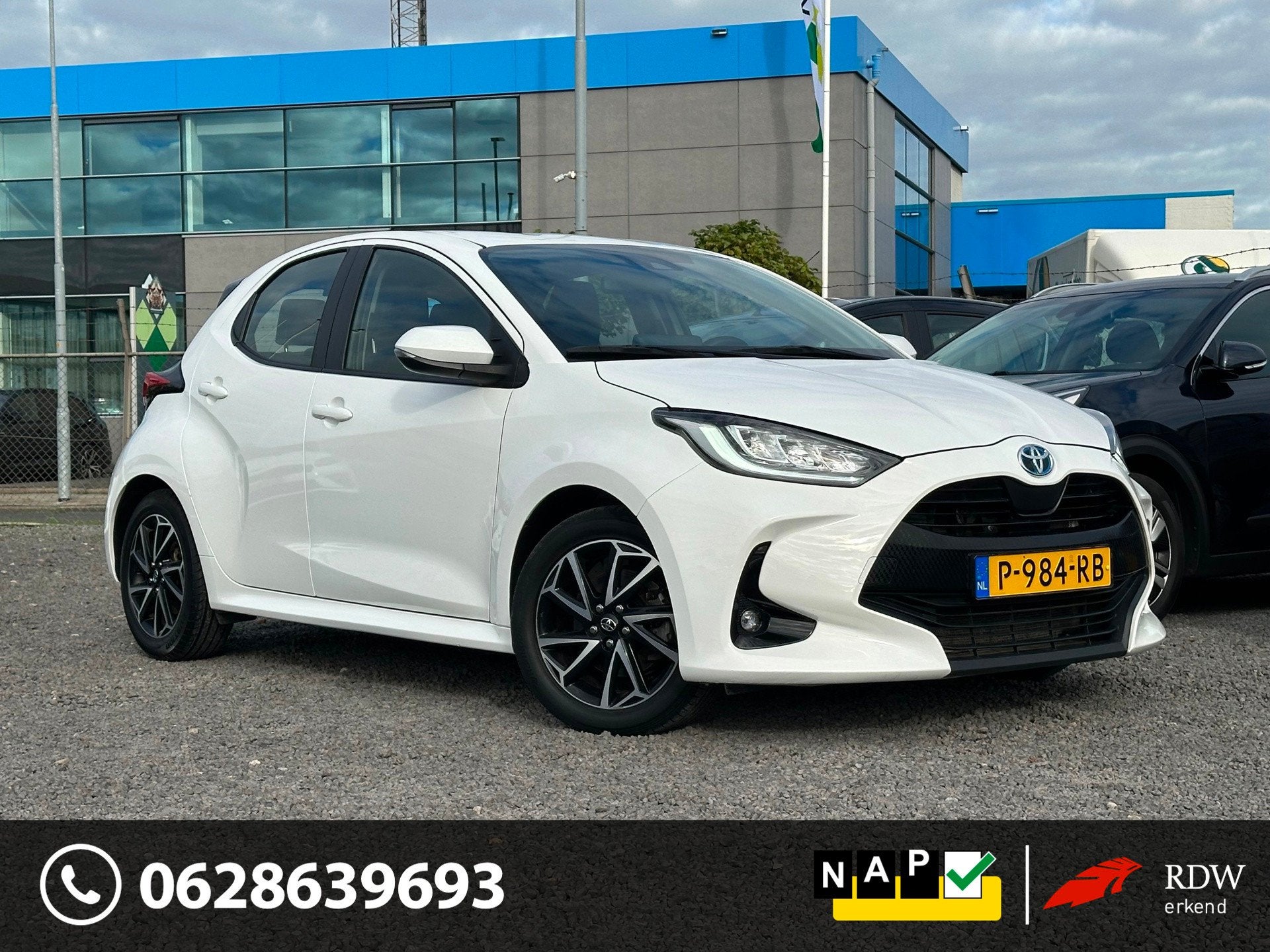 Toyota Yaris 1.5 Hybrid Dynamic/CAMERA/NAVI/CARPLAY, Auto's, Gebruikt, 450 kg, Bedrijf, 93 pk