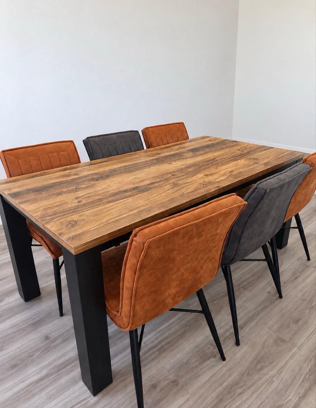 Stoere eettafel 180x90 cm met 6 stoelen – cognac & grijs