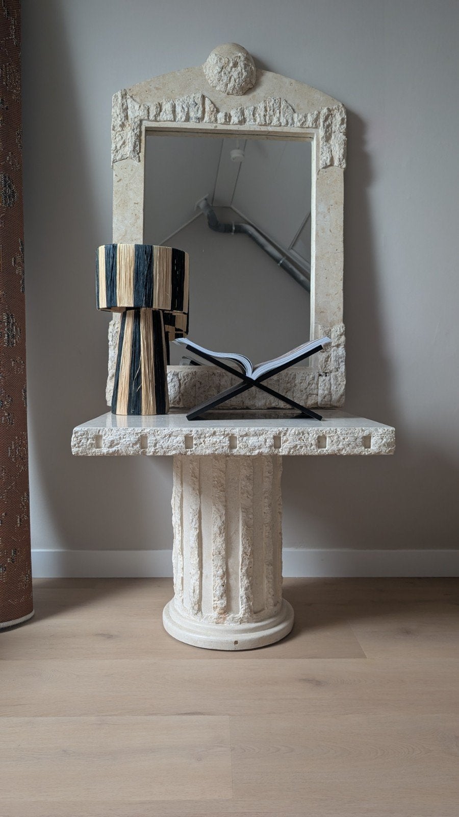 Grote vintage spiegel – sculpturale steenlook 106 x 72 cm, Ophalen, Gebruikt, Minder dan 100 cm, Overige vormen