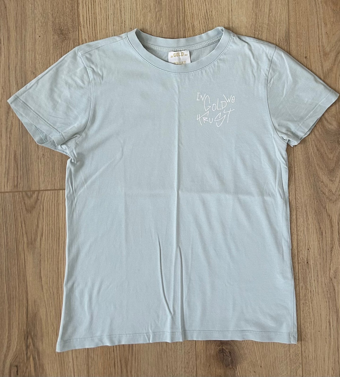 Als nieuw In Gold We Trust t-shirt lichtblauw wit print 152, Ophalen of Verzenden, Zo goed als nieuw, Jongen, Shirt of Longsleeve