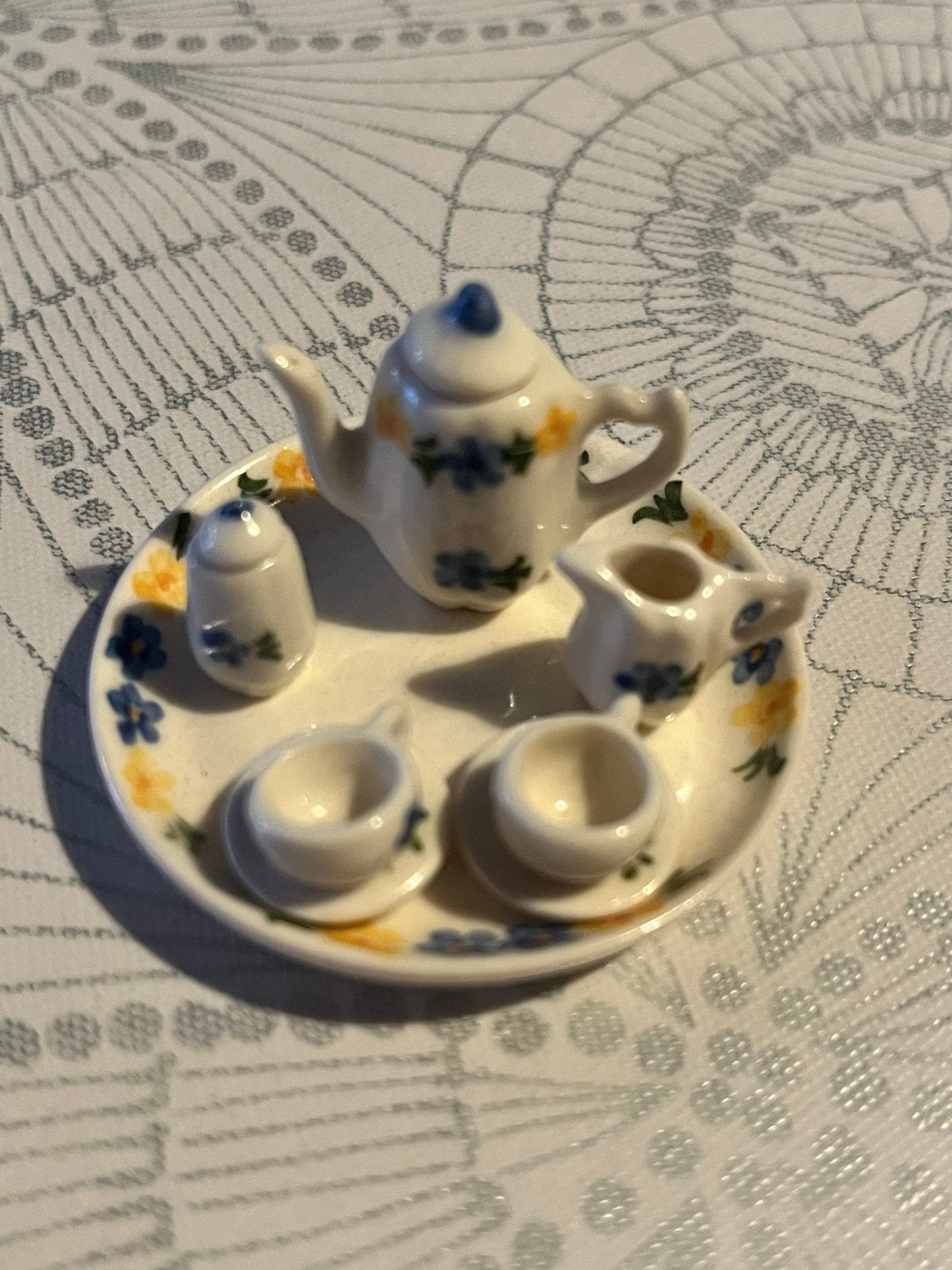 Zeer klein miniatuur theeserviesje met bloemmotief, Ophalen of Verzenden