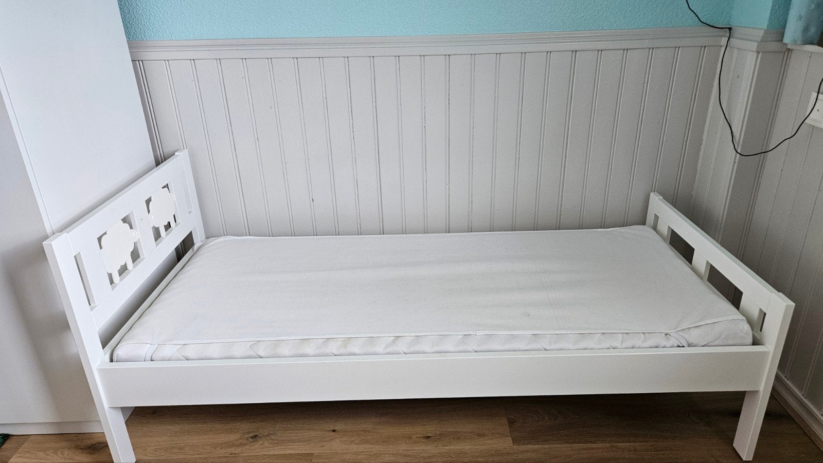 IKEA peuterbed met matras, Huis en Inrichting, Gebruikt, Wit, Hout, Eenpersoons