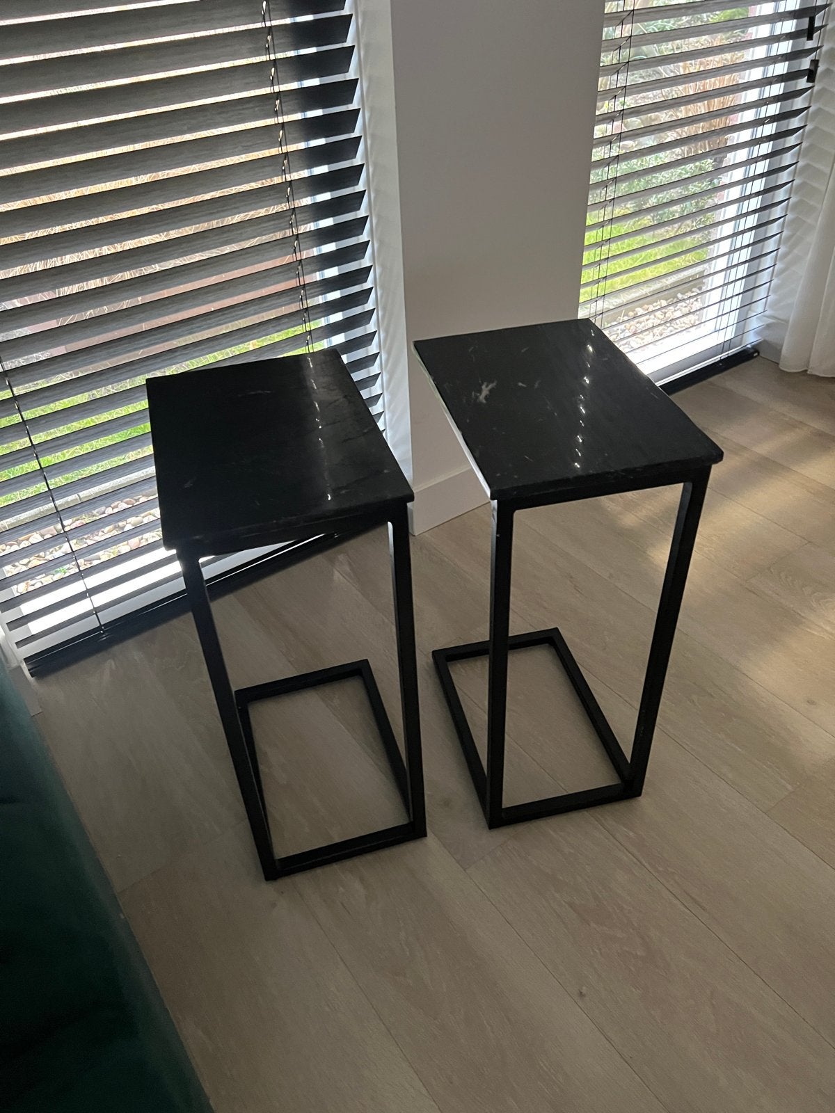 Set van 2 zwarte bijzettafels met marmerlook blad, Huis en Inrichting, Tafels | Bijzettafels, Ophalen, Minder dan 55 cm, Gebruikt