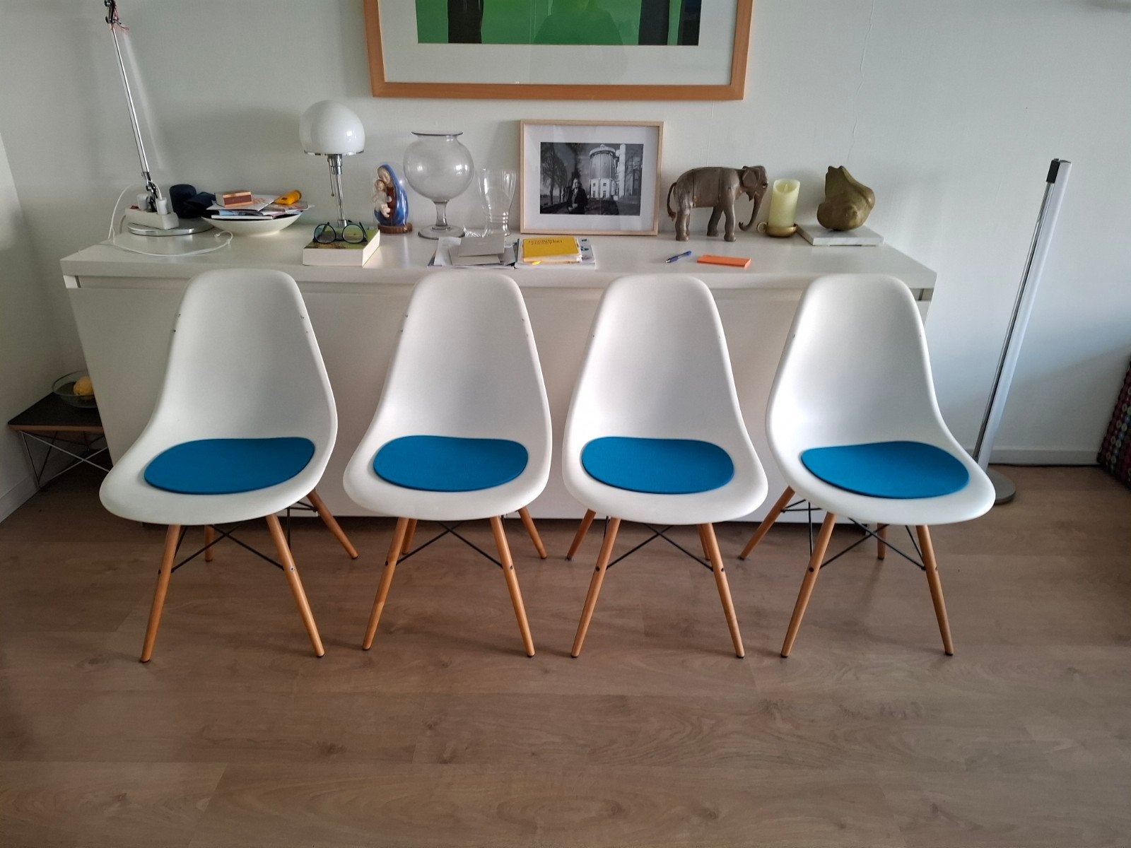 Set van 4 Eames Vitra stoelen met blauwe kussens, Huis en Inrichting, Ophalen, Gebruikt, Wit, Design, Modern