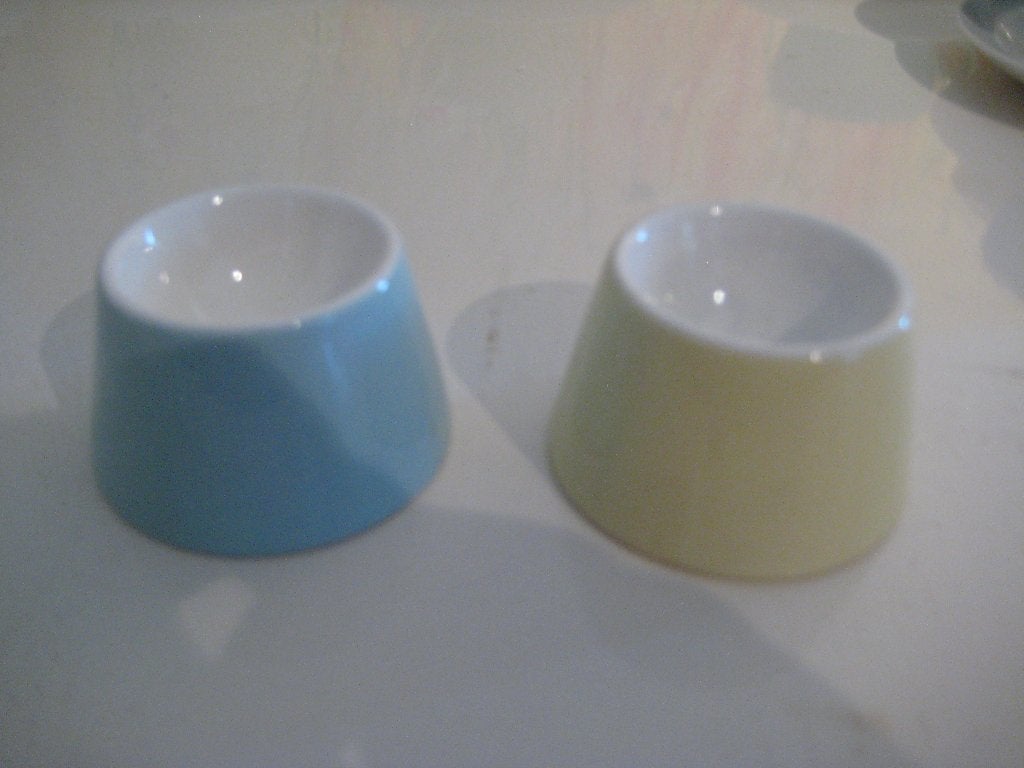 2 Pastel Regout Hoenderloo Eierdopjes, Ophalen of Verzenden