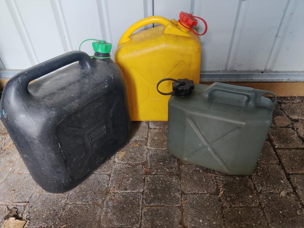 jerrycans: 1 van 5 liter en 2 van 10 liter, Ophalen