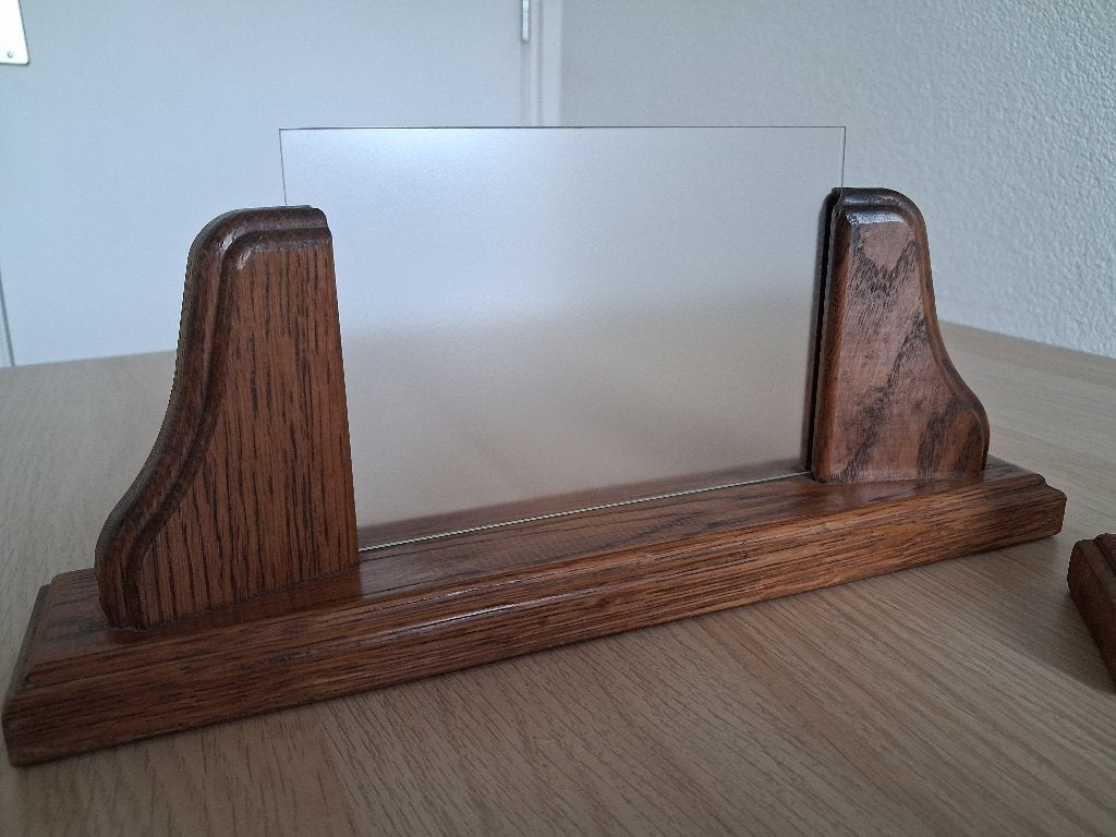 Een paar houten foto houders / meubelfabriek Oisterwijk, Ophalen