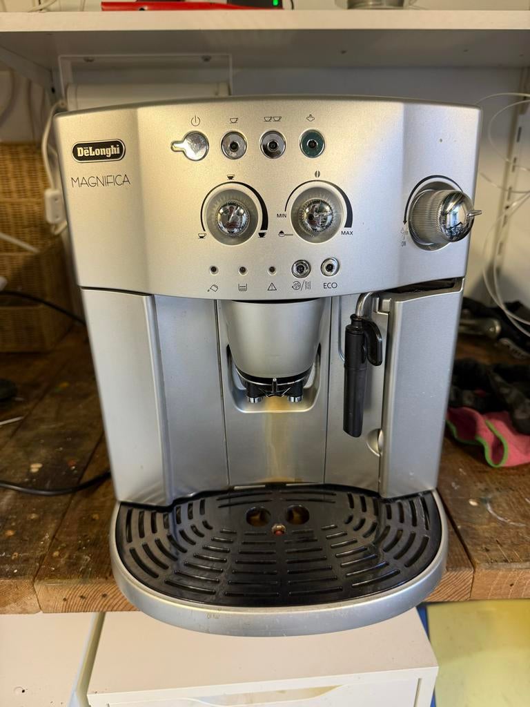 Delonghi Magnifica - lekt en hapert af en toe, Ophalen, Afneembaar waterreservoir, Koffiemachine, Koffiebonen