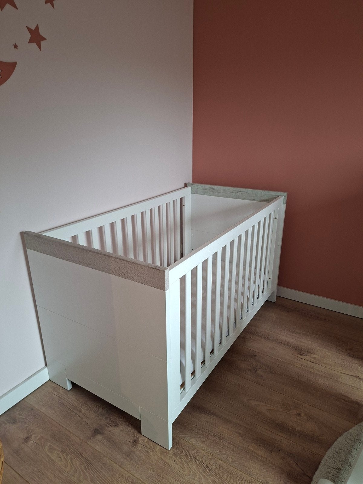 Ledikant en commode van Babydump(TWF)- Zo goed als nieuw, 70 tot 85 cm, 140 tot 160 cm, Zo goed als nieuw, Ophalen