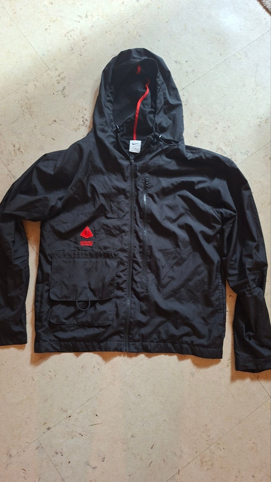 Nike ACG regenjas/windjack zwart met rode details, Maat 48/50 (M), Zwart, Ophalen of Verzenden, Zo goed als nieuw
