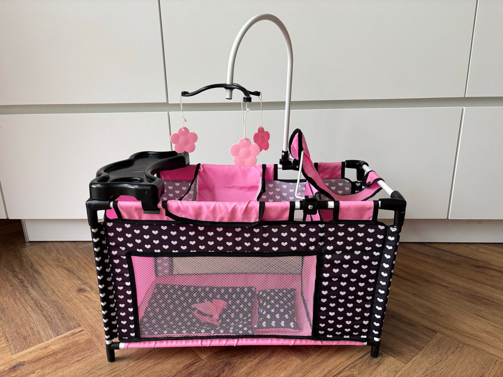 Poppenbedje met accessoires - Roze en zwart, Ophalen, Zo goed als nieuw, Overige typen